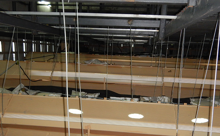 通用舞臺(tái)承建藍(lán)騎士水運(yùn)動(dòng)中心演藝舞臺(tái)機(jī)械、燈光及舞臺(tái)幕布建設(shè)